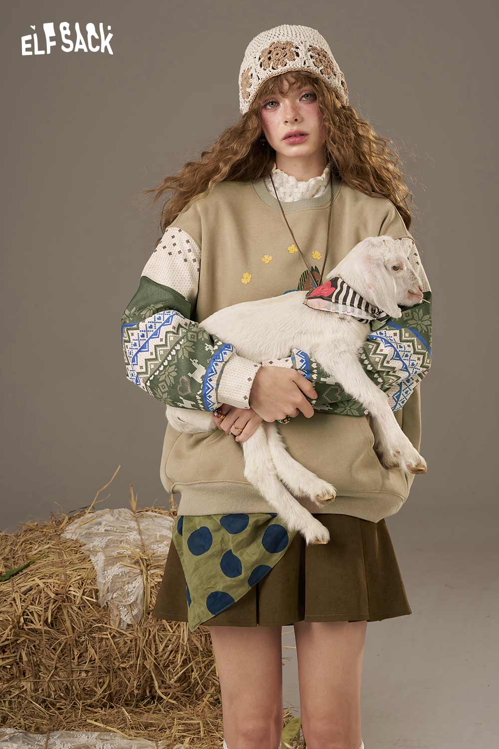 ELFSACK vintage splicing crew neck sweatshirt with unique patterned sleeves and a cozy fit