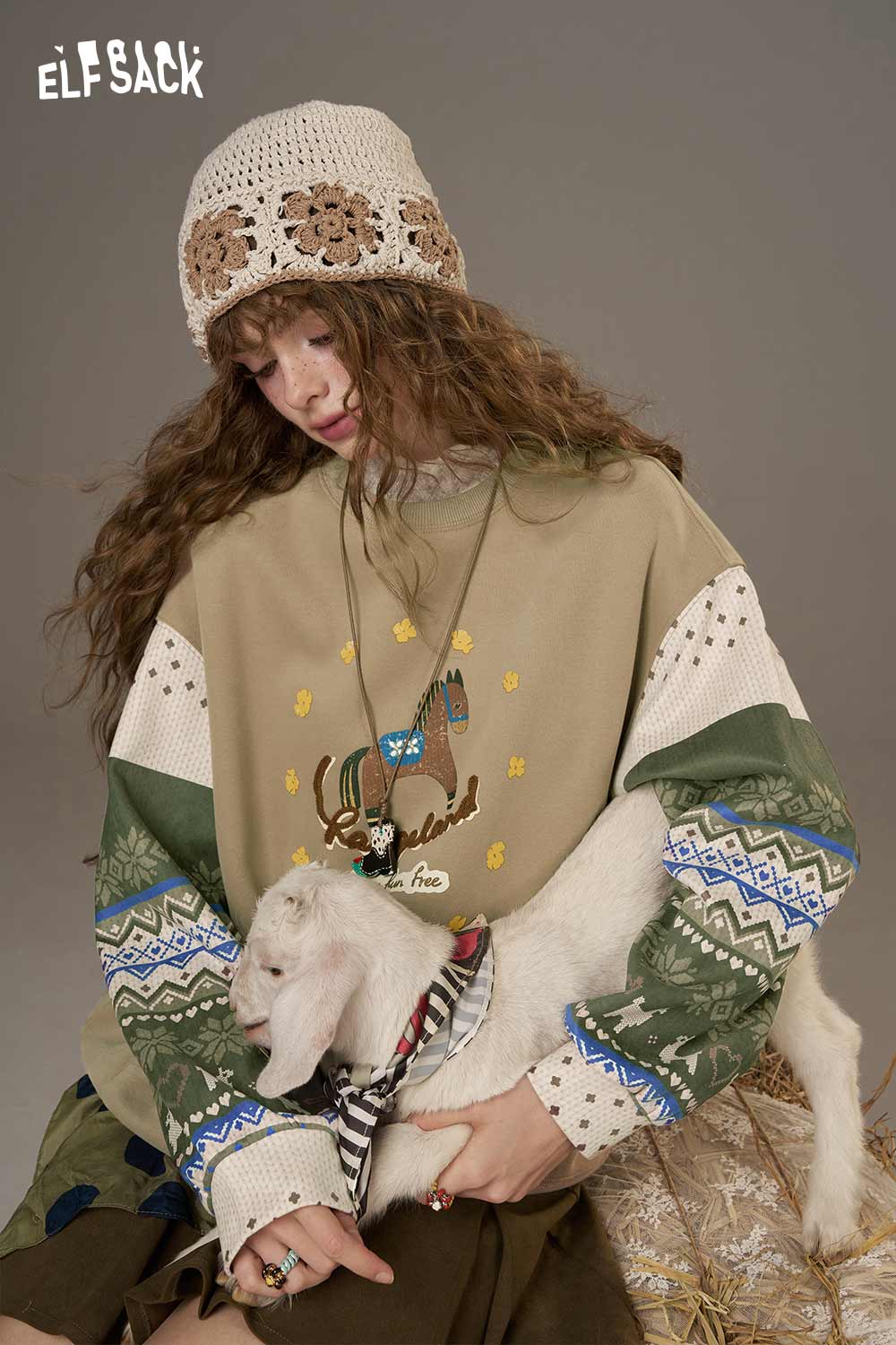 ELFSACK vintage splicing crew neck sweatshirt featuring playful patterns and a relaxed fit