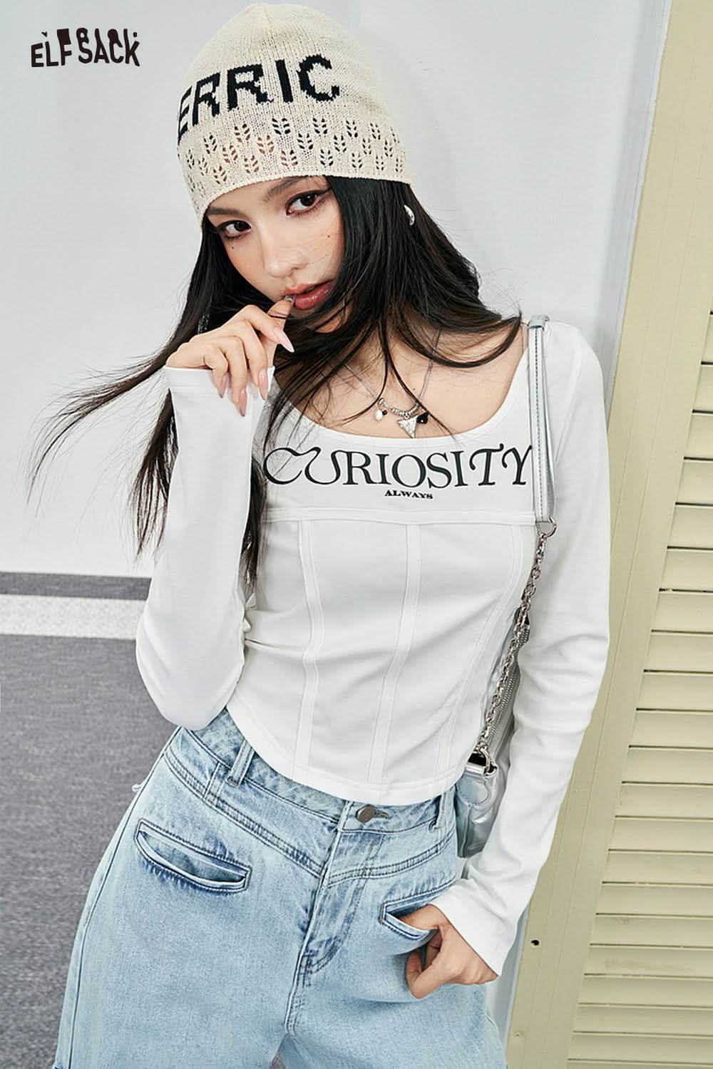 ELFSACK white Y2K Square Neck Fishbone Corset Style T-shirt with long sleeves and printed text