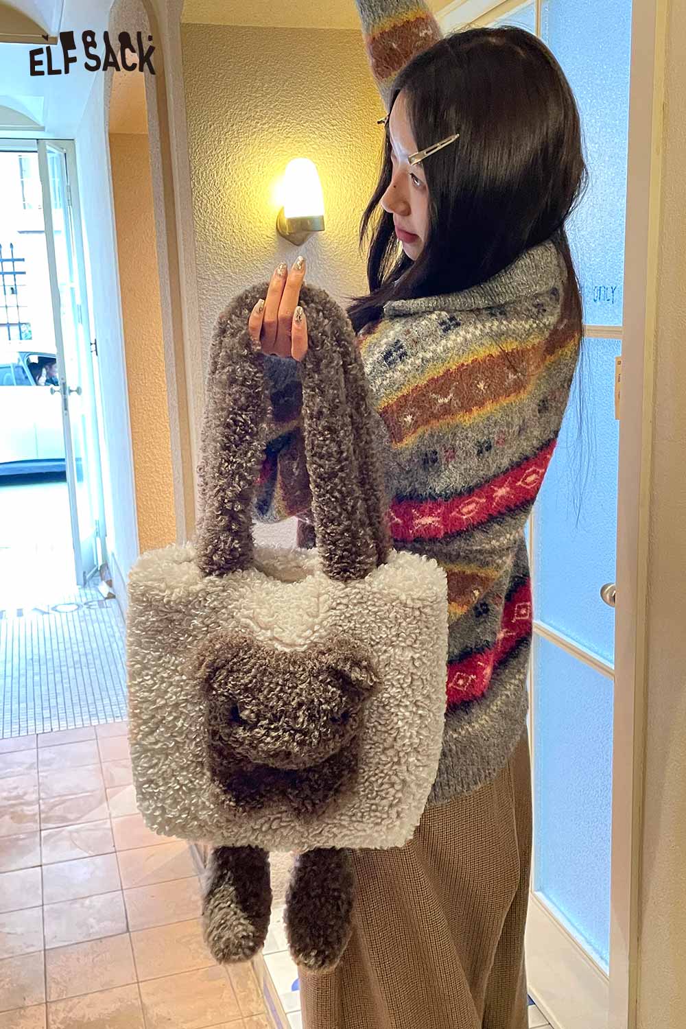 Cute 3D bear shoulder bag made of soft material for a trendy look