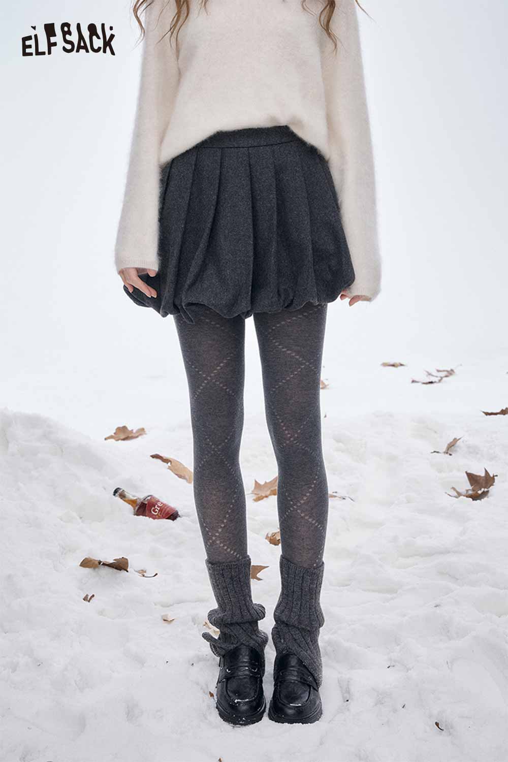 ELFSACK dark gray pleated half skirt paired with stylish patterned tights and winter boots