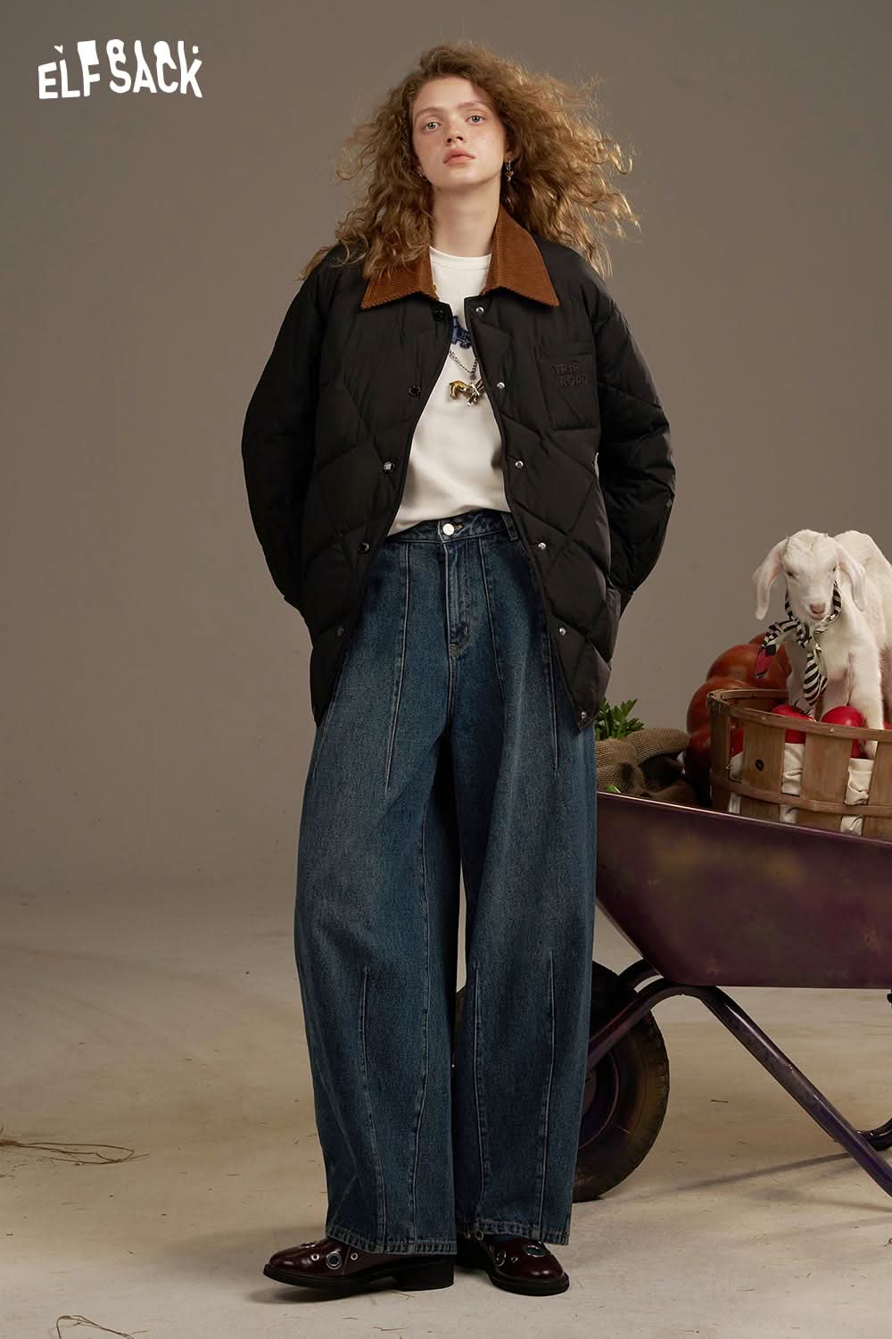 ELFSACK diamond quilted down coat in black with a stylish collar, paired with wide-leg jeans