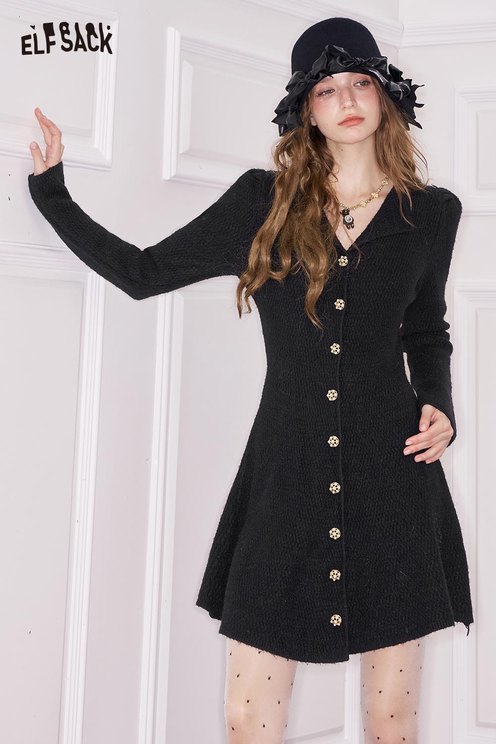 ELFSACK elegant gold button dress in black with long sleeves and a flared silhouette