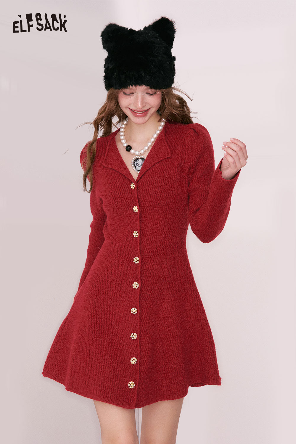ELFSACK elegant gold button dress in red with long sleeves and a flattering A-line silhouette