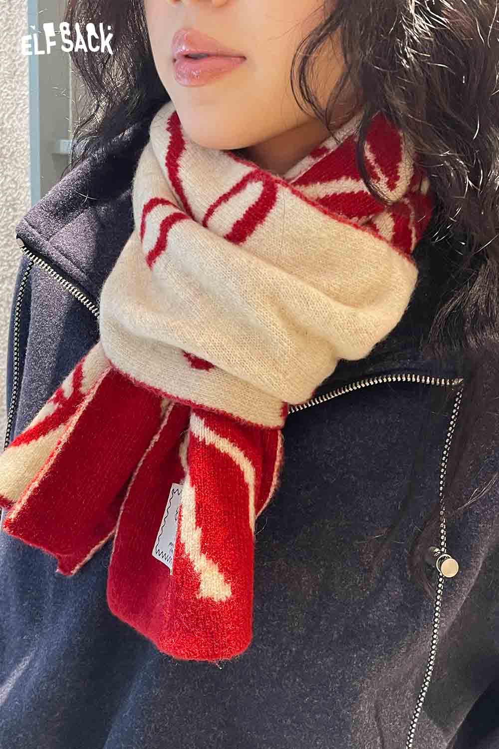 ELFSACK Bow graphic neck warmer in red and cream, perfect for stylish winter layering