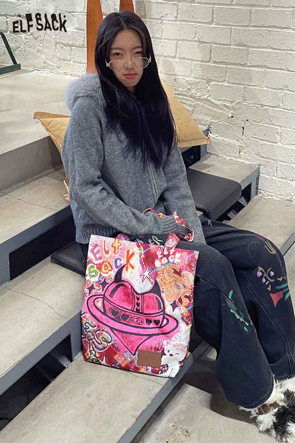 Trendy ELFSACK plaid graffiti tote bag with colorful artwork, perfect for casual outings