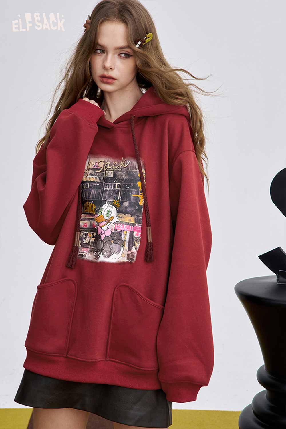 ELFSACK soft graphic hooded sweatshirt in red with a stylish print and oversized fit