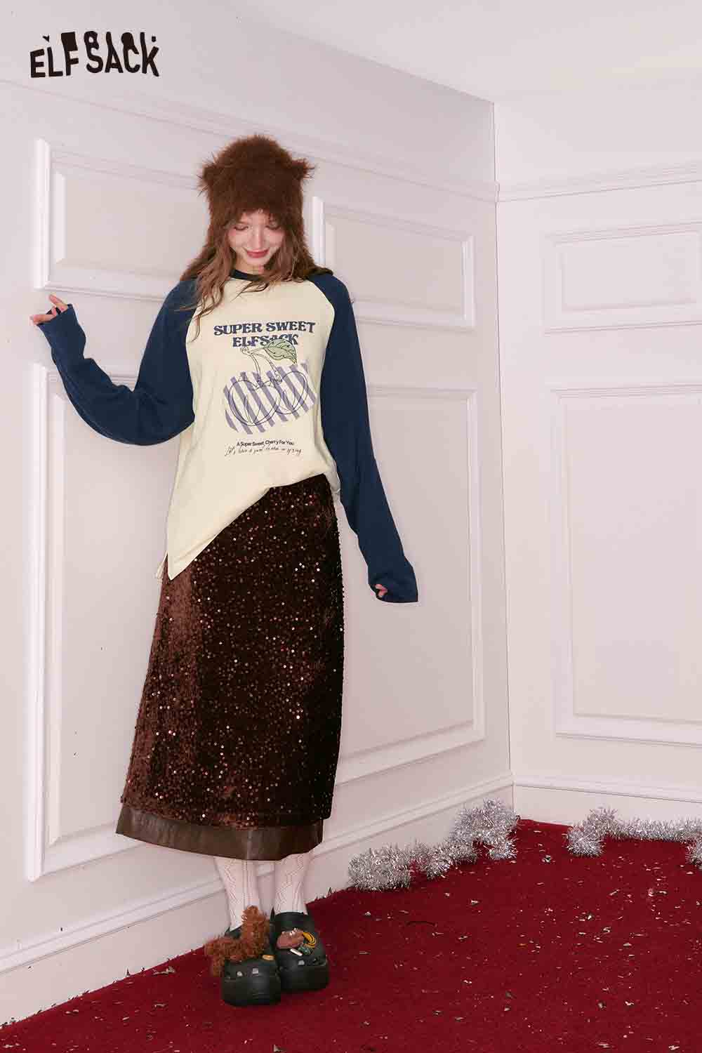 ELFSACK color block raglan sleeve t-shirt in cream and navy with graphic print for a trendy look