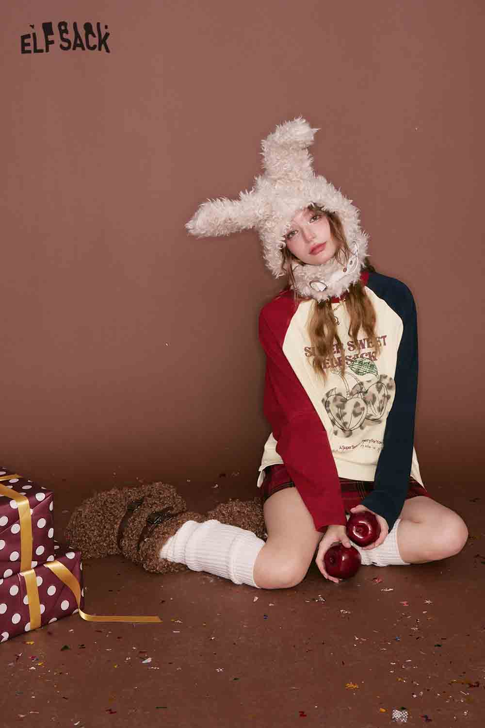 ELFSACK color block raglan sleeve t-shirt with playful design, perfect for casual wear and stylish layering