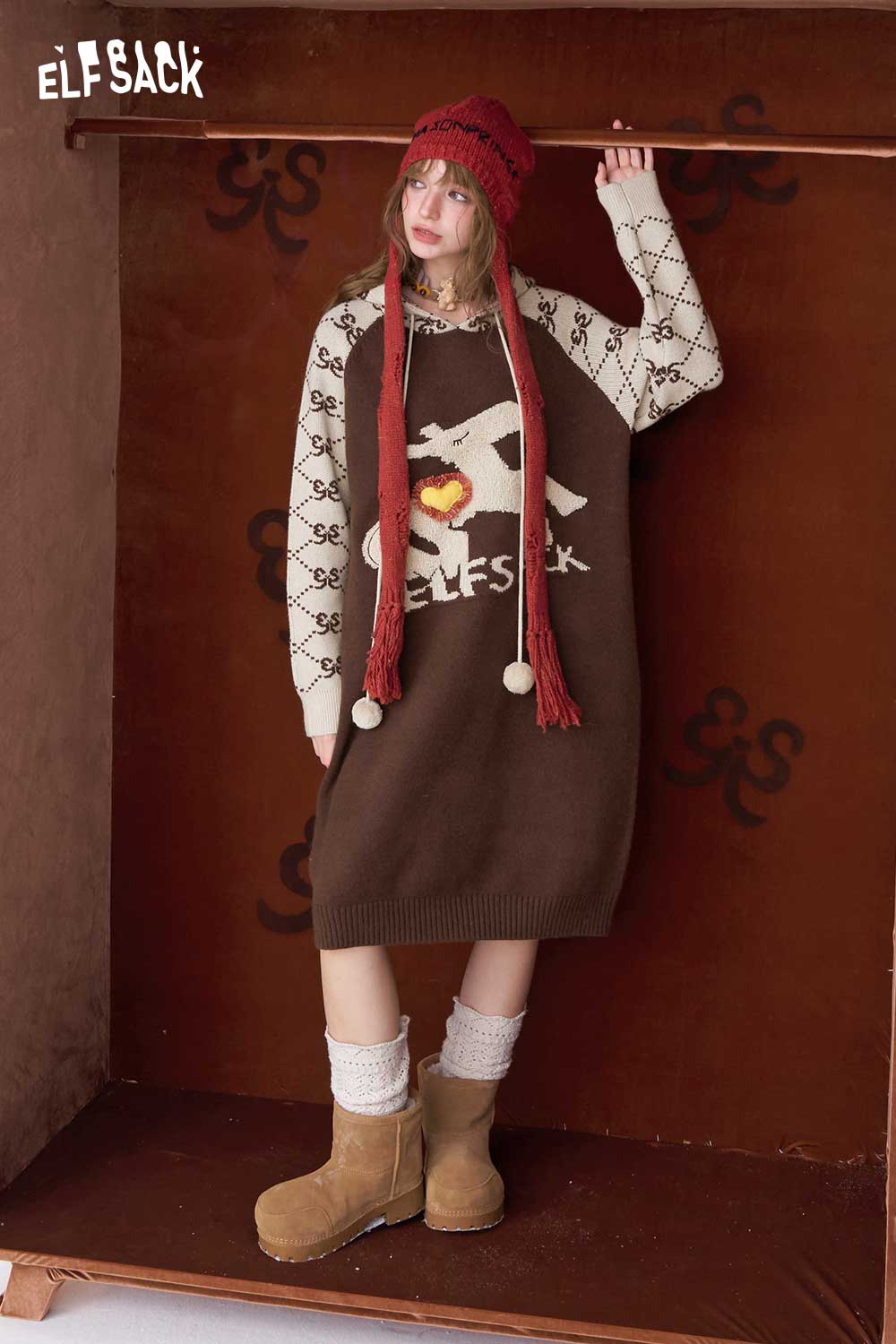 ELFSACK cute graphic knit dress in brown with playful design and cozy fit, perfect for casual outings