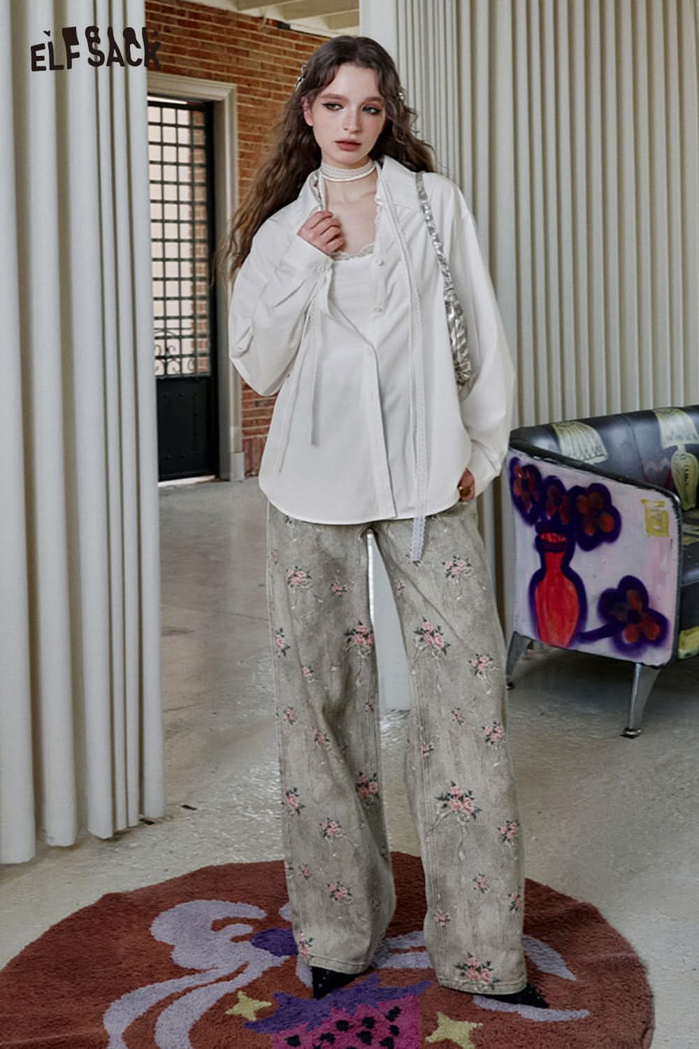 ELFSACK retro flower print wide leg jeans paired with a stylish white top in a modern indoor setting