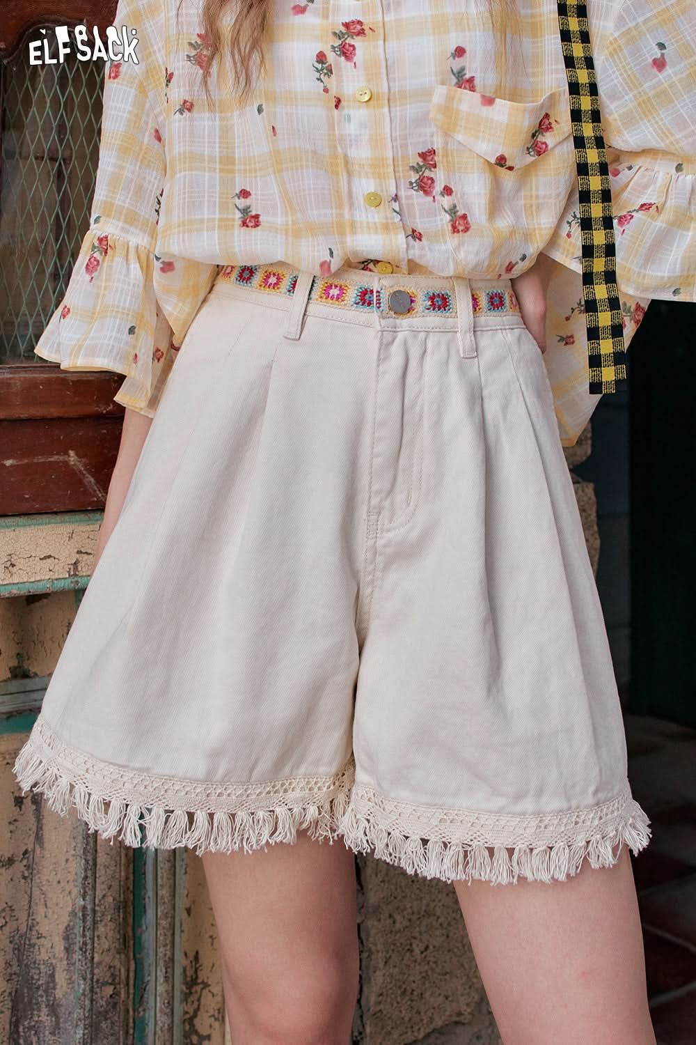 ELFSACK White High Waisted Tassel Casual Shorts