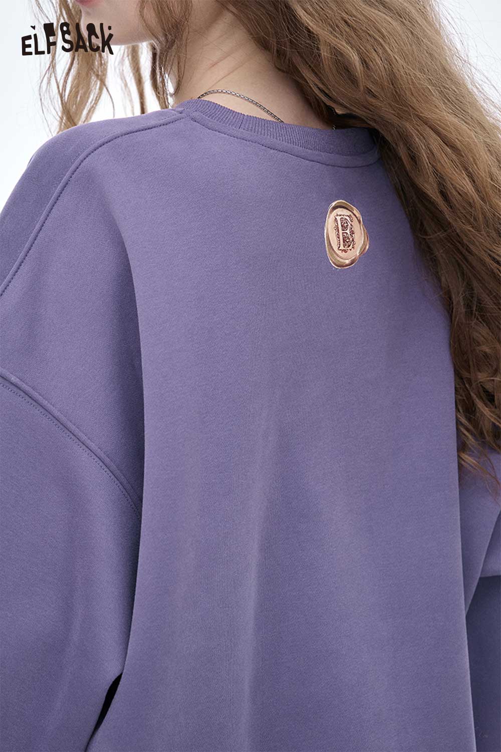 ELFSACK women's letter graphic sweatshirt in soft purple with a stylish logo detail on the back