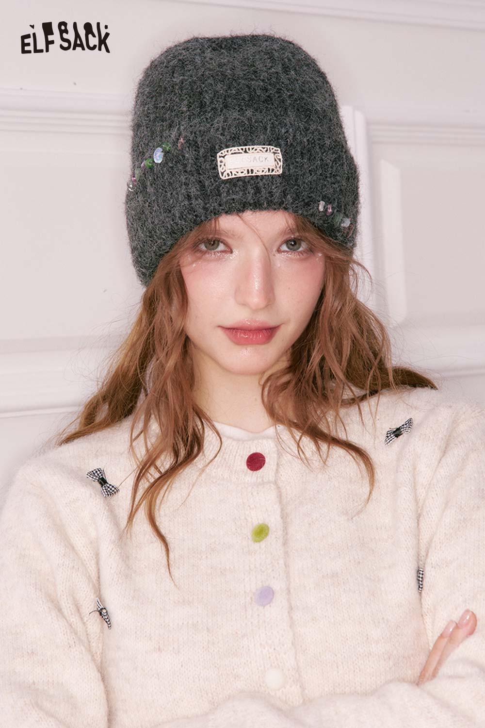 ELFSACK women's solid color beanie in gray, styled with a cozy cream cardigan and a playful look