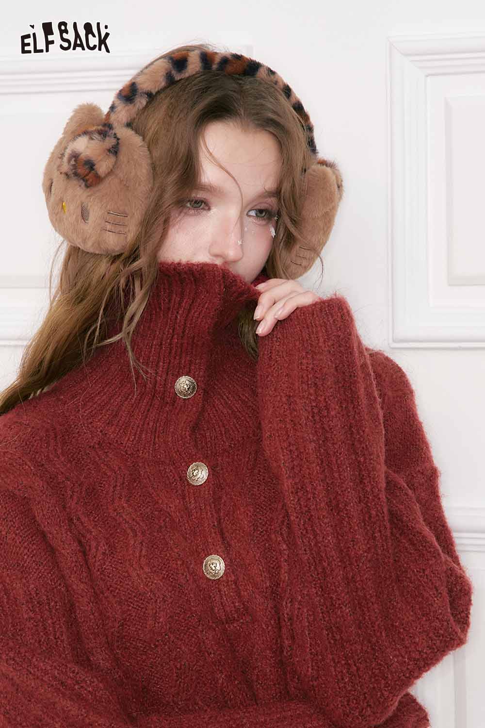 ELFSACK cozy look with a model in a knitted sweater and leopard print earmuffs, featuring a stylish embroidered knit maxi dress