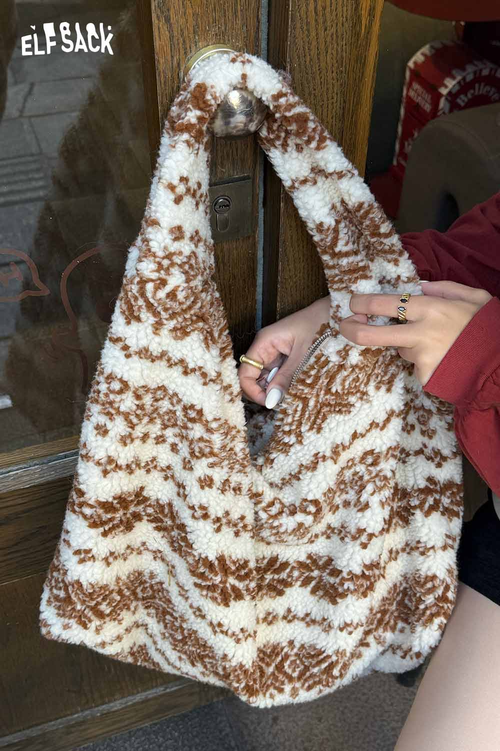 ELFSACK Fair Isle tote bag with a cozy, textured design in brown and cream colors