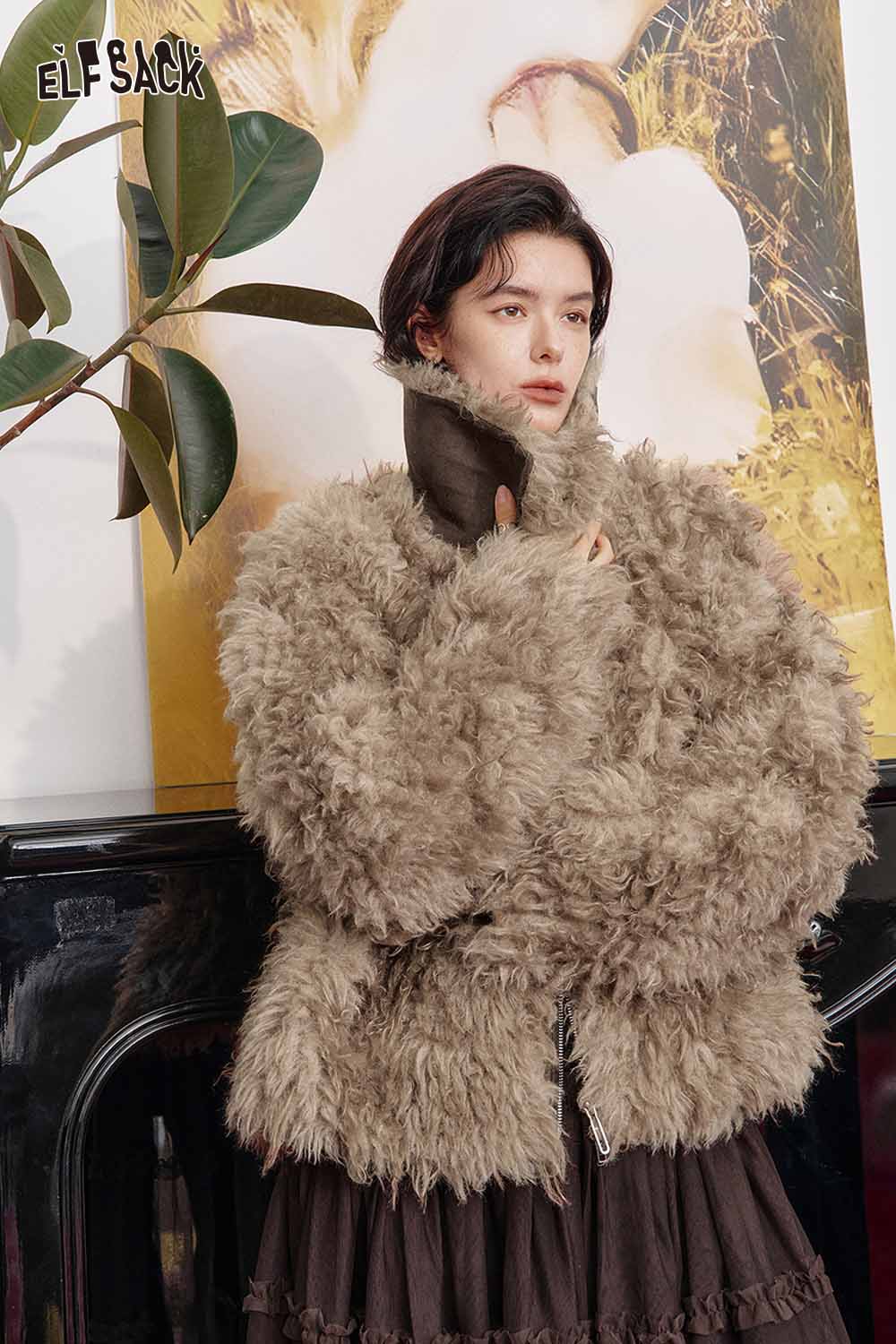 ELFSACK faux fur ombre cropped jacket with a soft, fluffy texture, perfect for trendy winter outfits