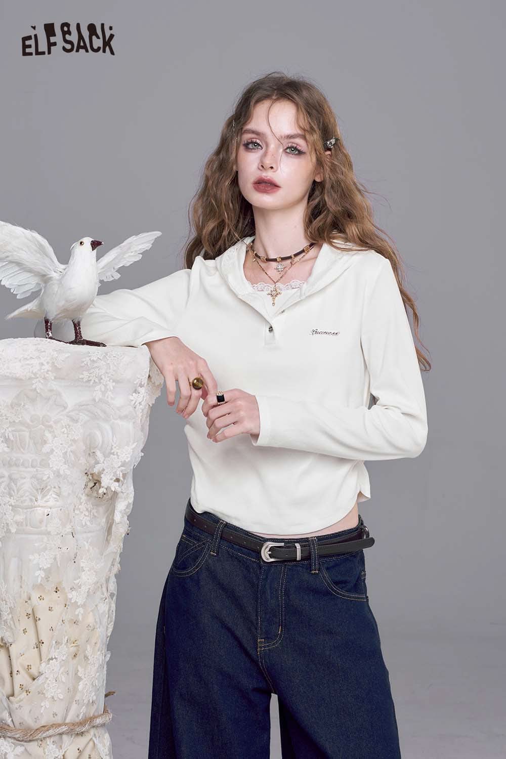 ELFSACK Fitted hooded tee for women in white with a stylish collar and relaxed fit