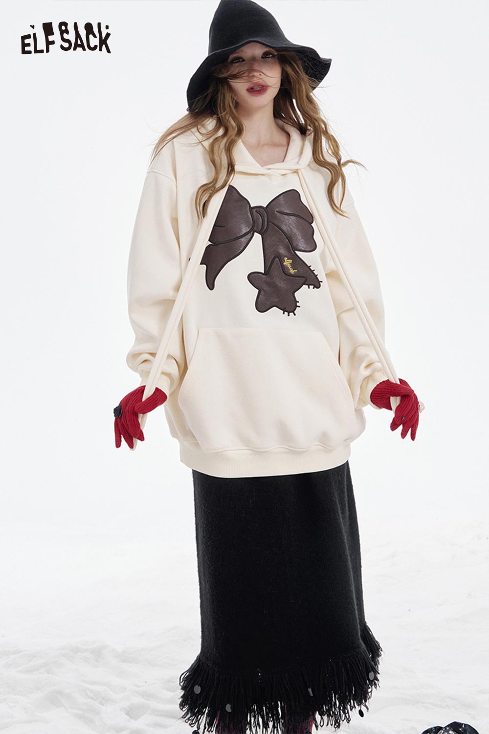ELFSACK fringe hem long skirt paired with a cozy oversized sweatshirt for a stylish winter look