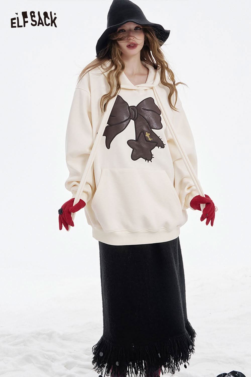 ELFSACK fringe hem long skirt paired with a cozy oversized sweatshirt for a stylish winter look