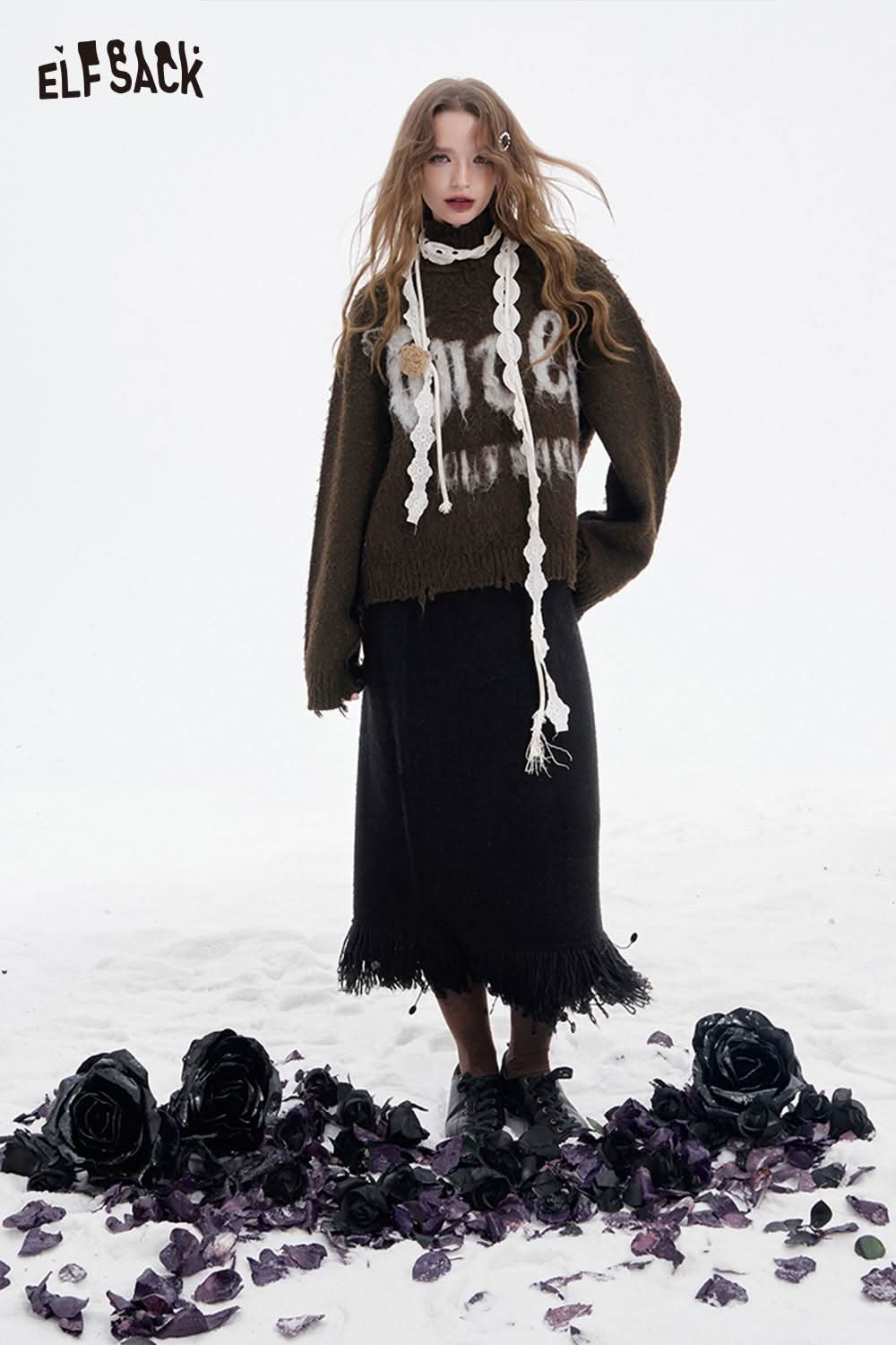 ELFSACK fringe hem long skirt styled with a cozy sweater, perfect for casual winter fashion