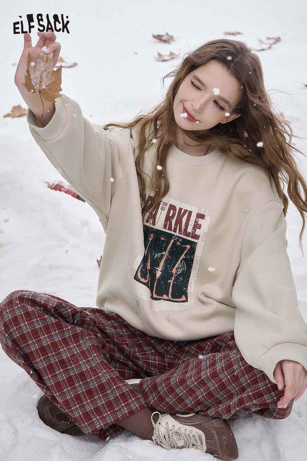 ELFSACK women's graphic sweatshirt in beige featuring a fun print, perfect for casual winter wear.