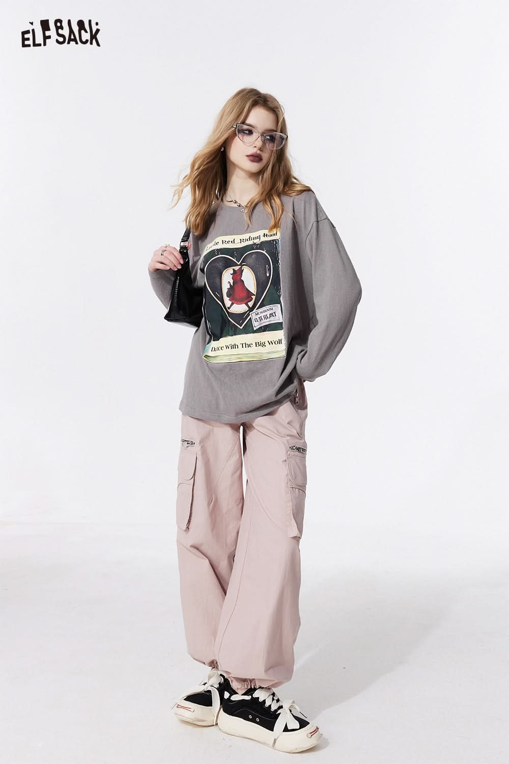 ELFSACK graphic print oversized gray T-shirt paired with beige cargo pants and black sneakers