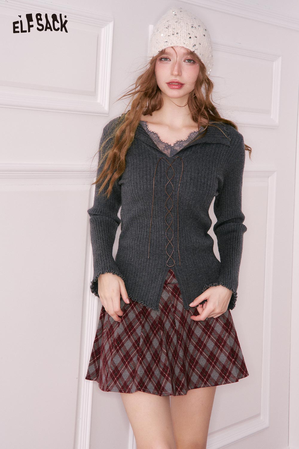 ELFSACK lace collar knitwear for women in dark gray paired with a plaid skirt and a knitted hat