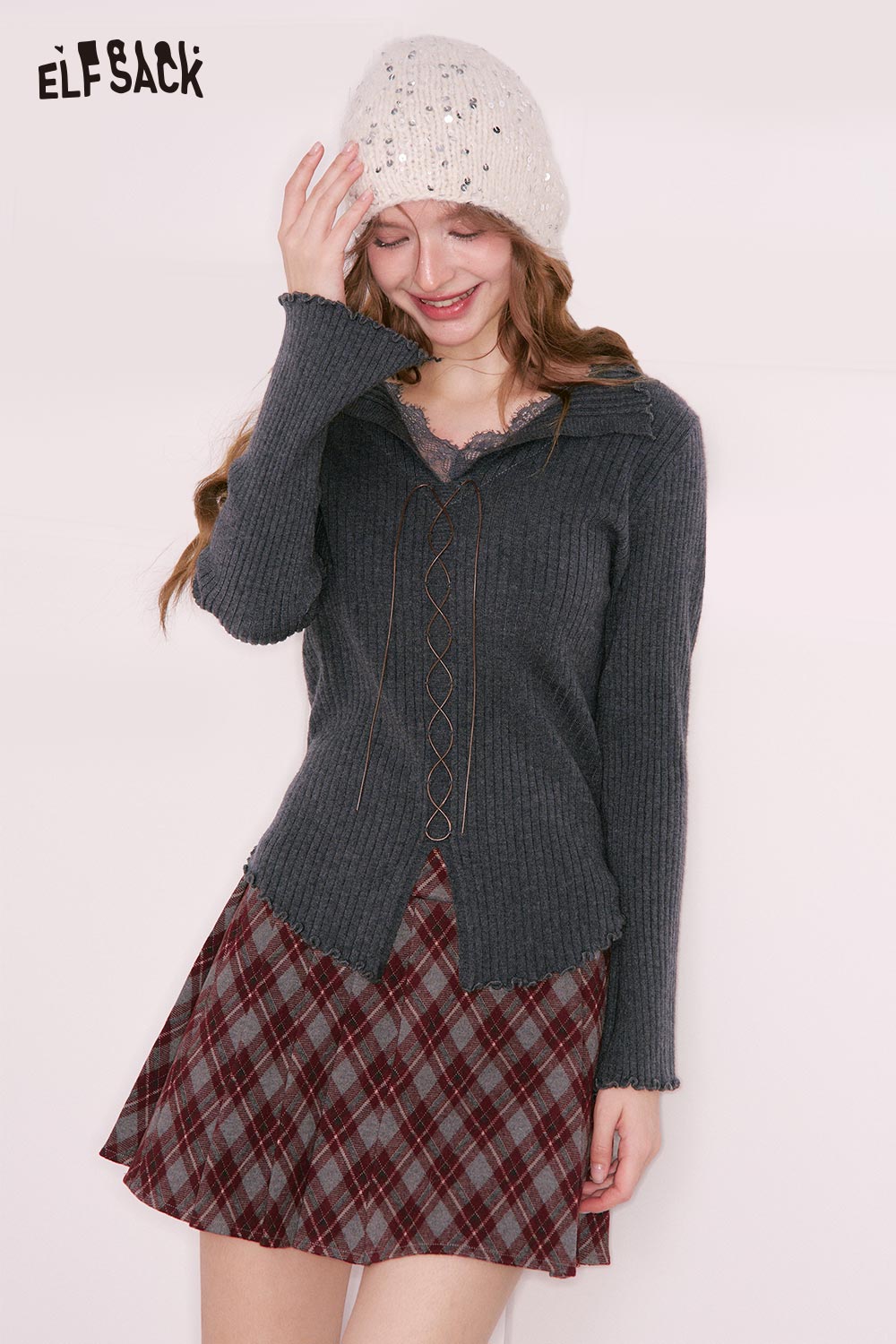 Stylish ELFSACK lace collar knitwear for women in gray, paired with a plaid skirt and knitted hat.