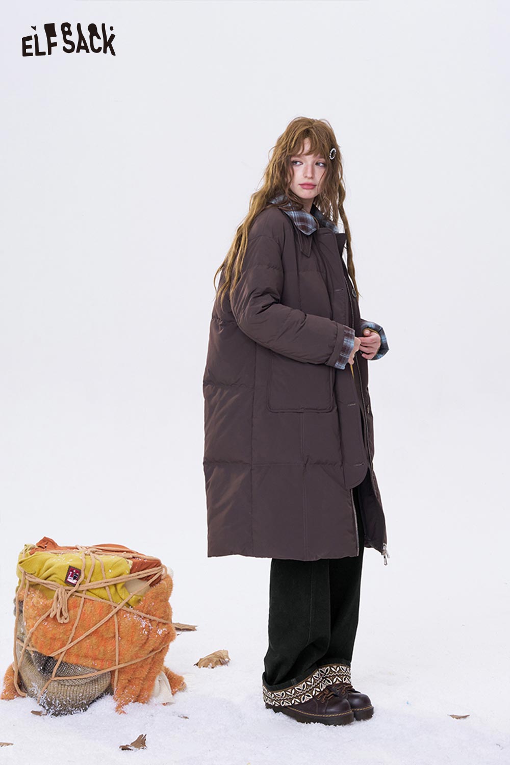 ELFSACK leaf print floor length jeans paired with a cozy brown puffer coat on a winter day