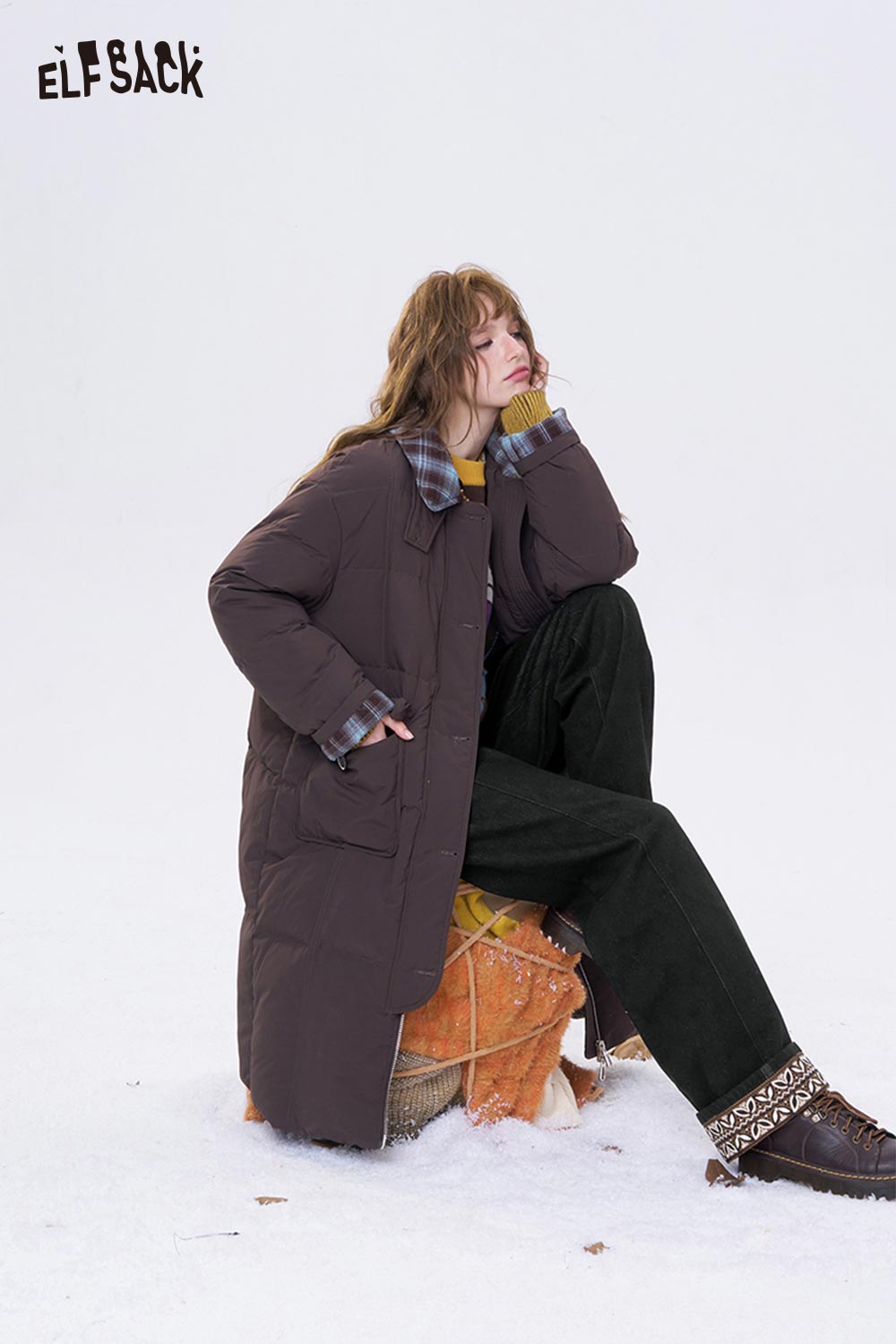 ELFSACK leaf print floor length jeans paired with a cozy brown puffer coat for a stylish winter look