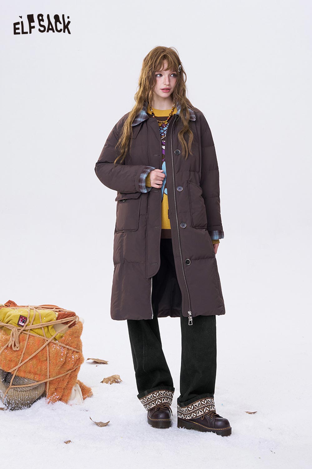 ELFSACK leaf print floor length jeans paired with a cozy brown puffer coat for a stylish winter look