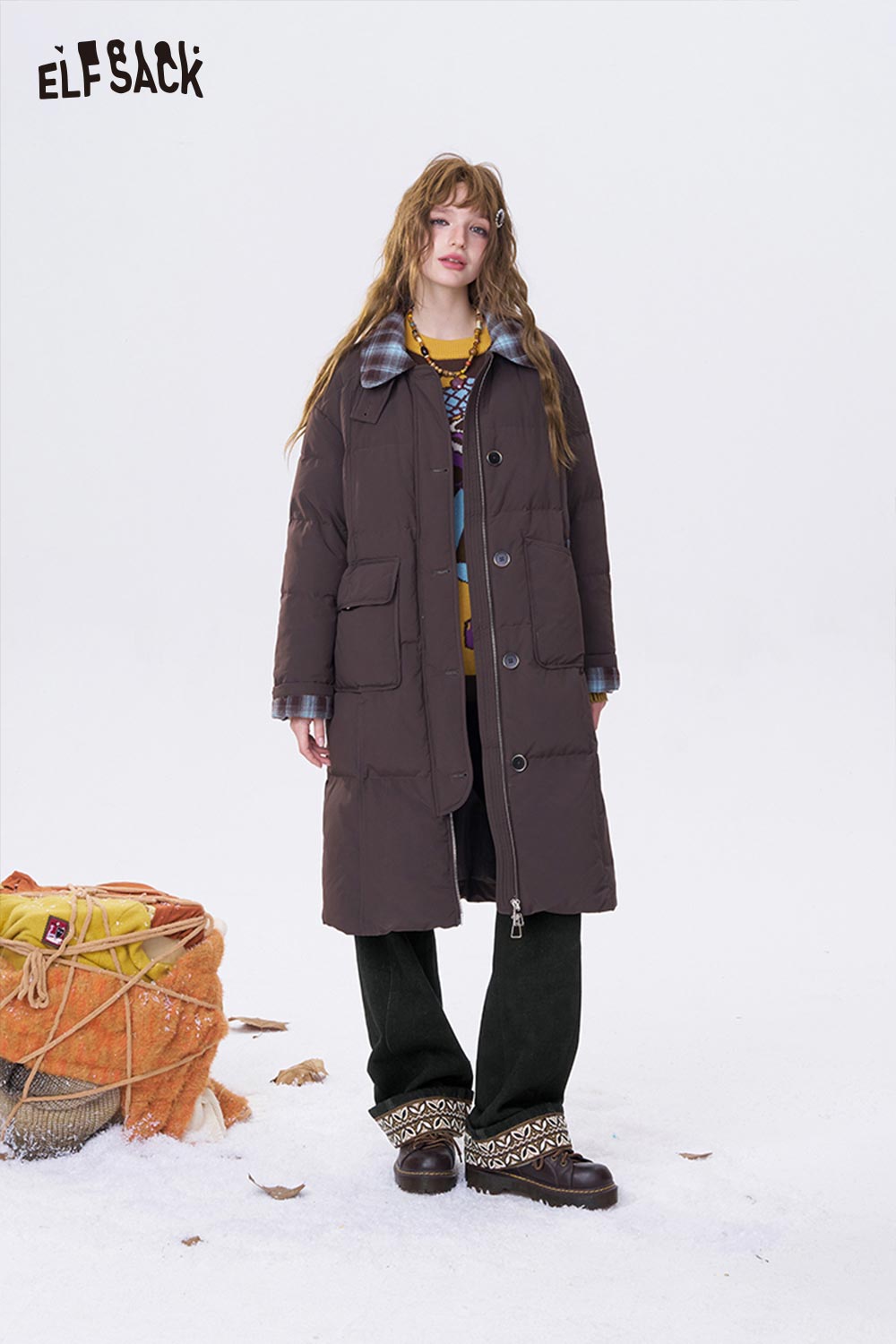 ELFSACK leaf print floor length jeans paired with a stylish brown puffer coat for a trendy winter look