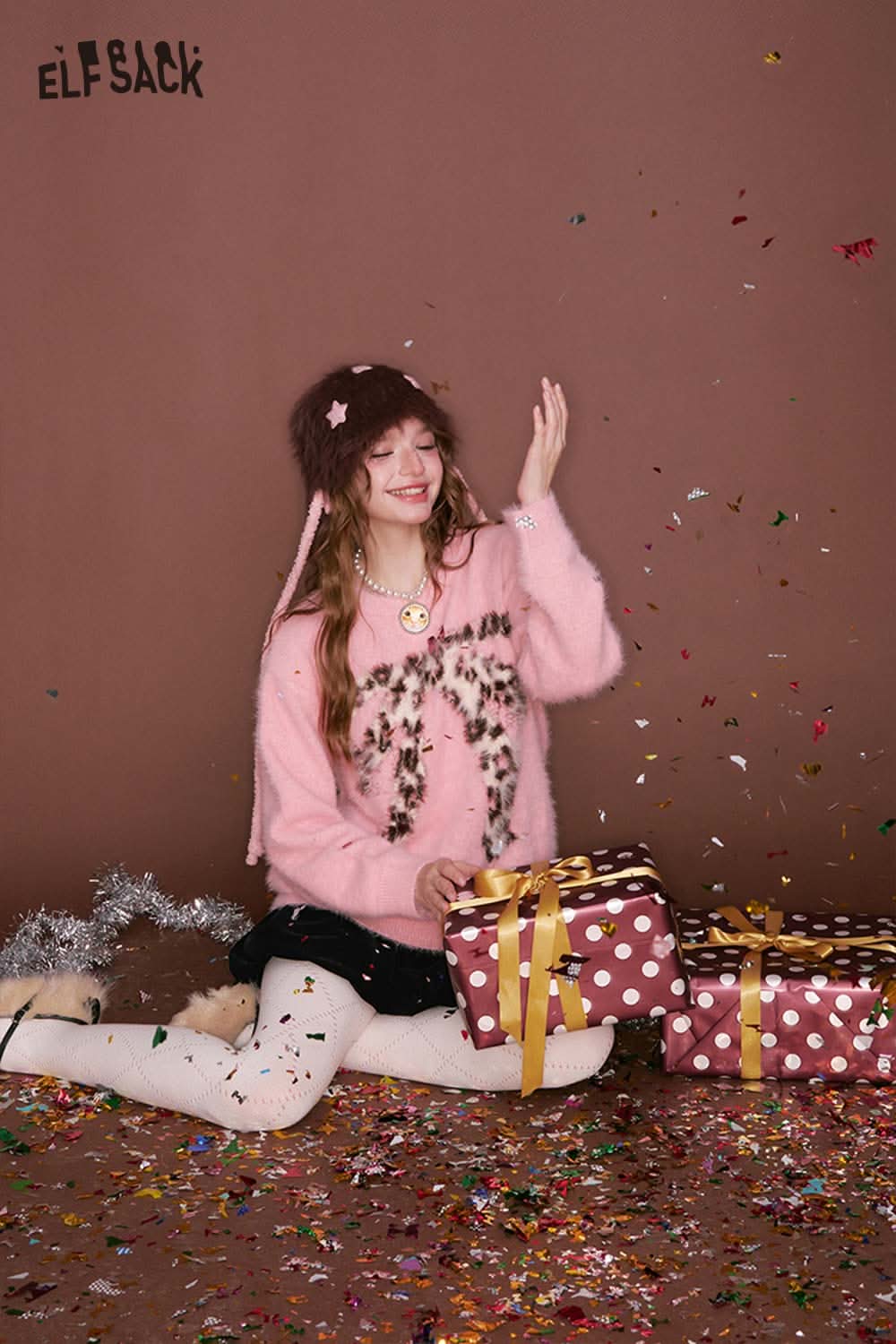 ELFSACK leopard bow graphic sweater in pink with a playful design and festive decorations
