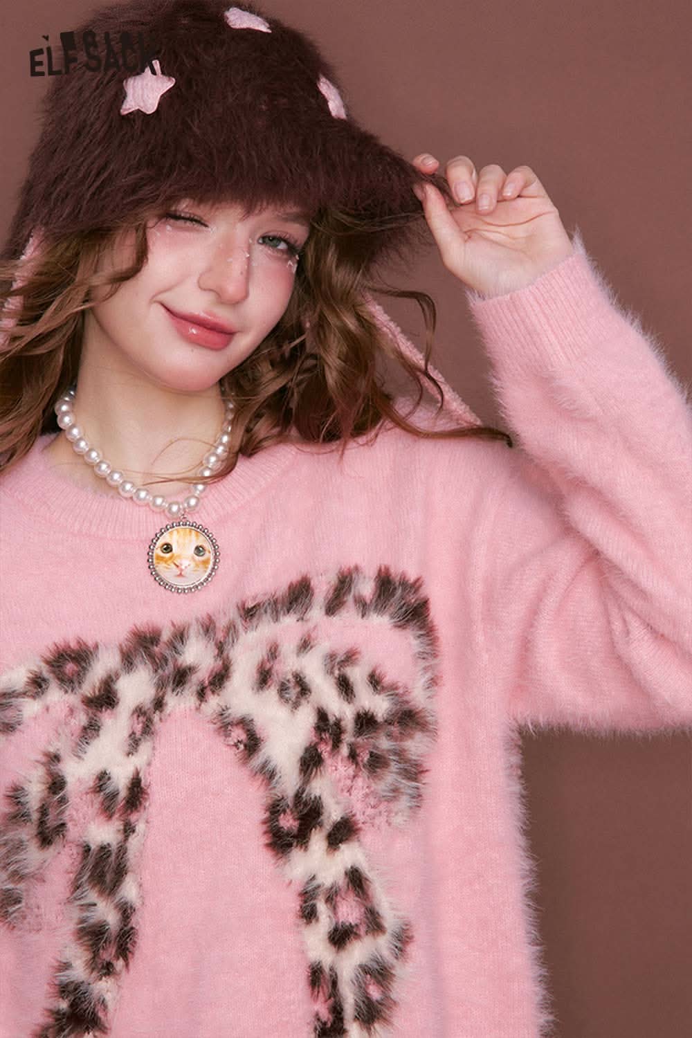ELFSACK leopard bow graphic sweater in pink with a soft and fluffy texture, ideal for casual wear
