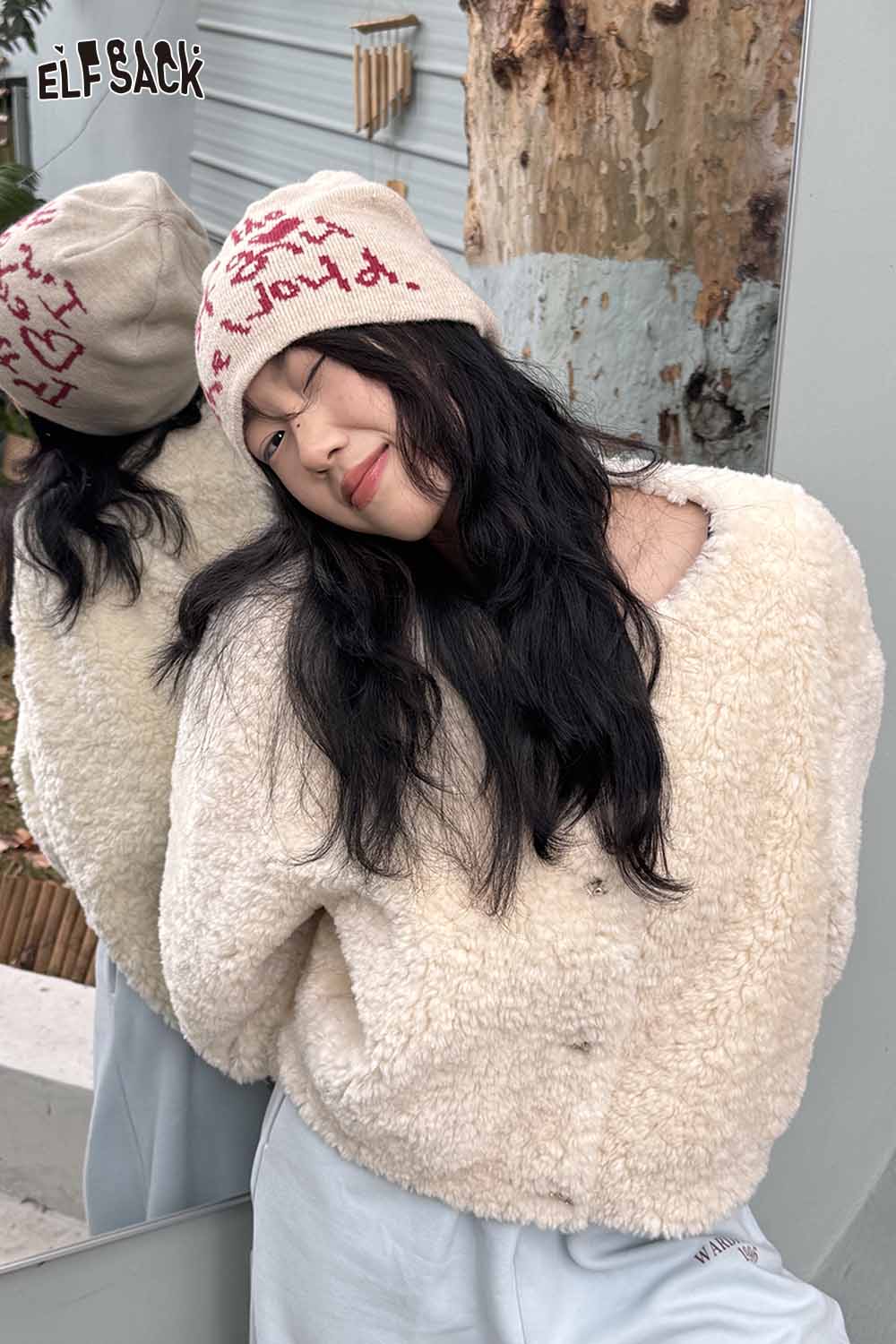 Cozy ELFSACK Minimalist Letter Graphic Beanie in beige, perfect for casual winter outfits