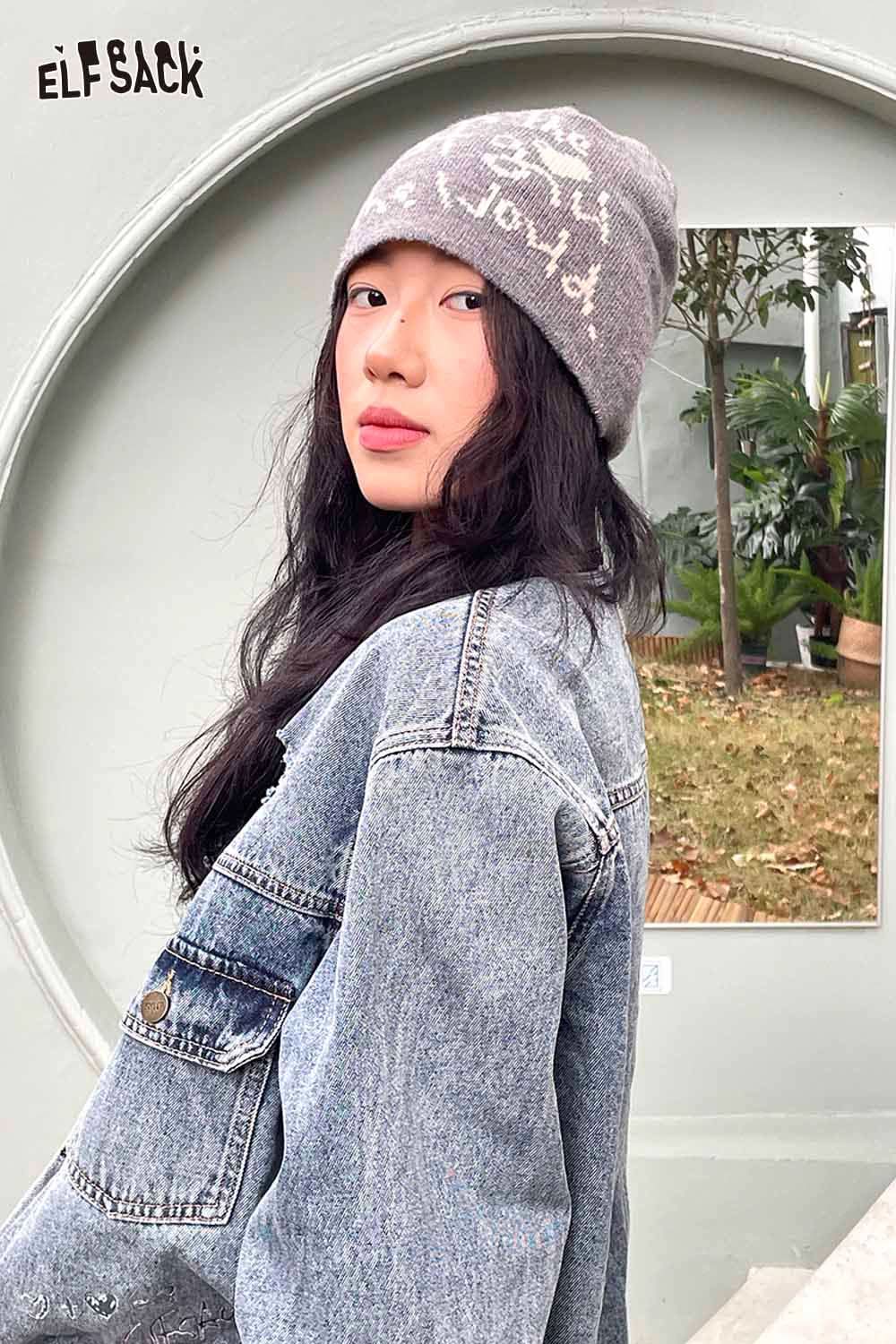 Trendy ELFSACK minimalist letter graphic beanie in gray, perfect for stylish winter outfits