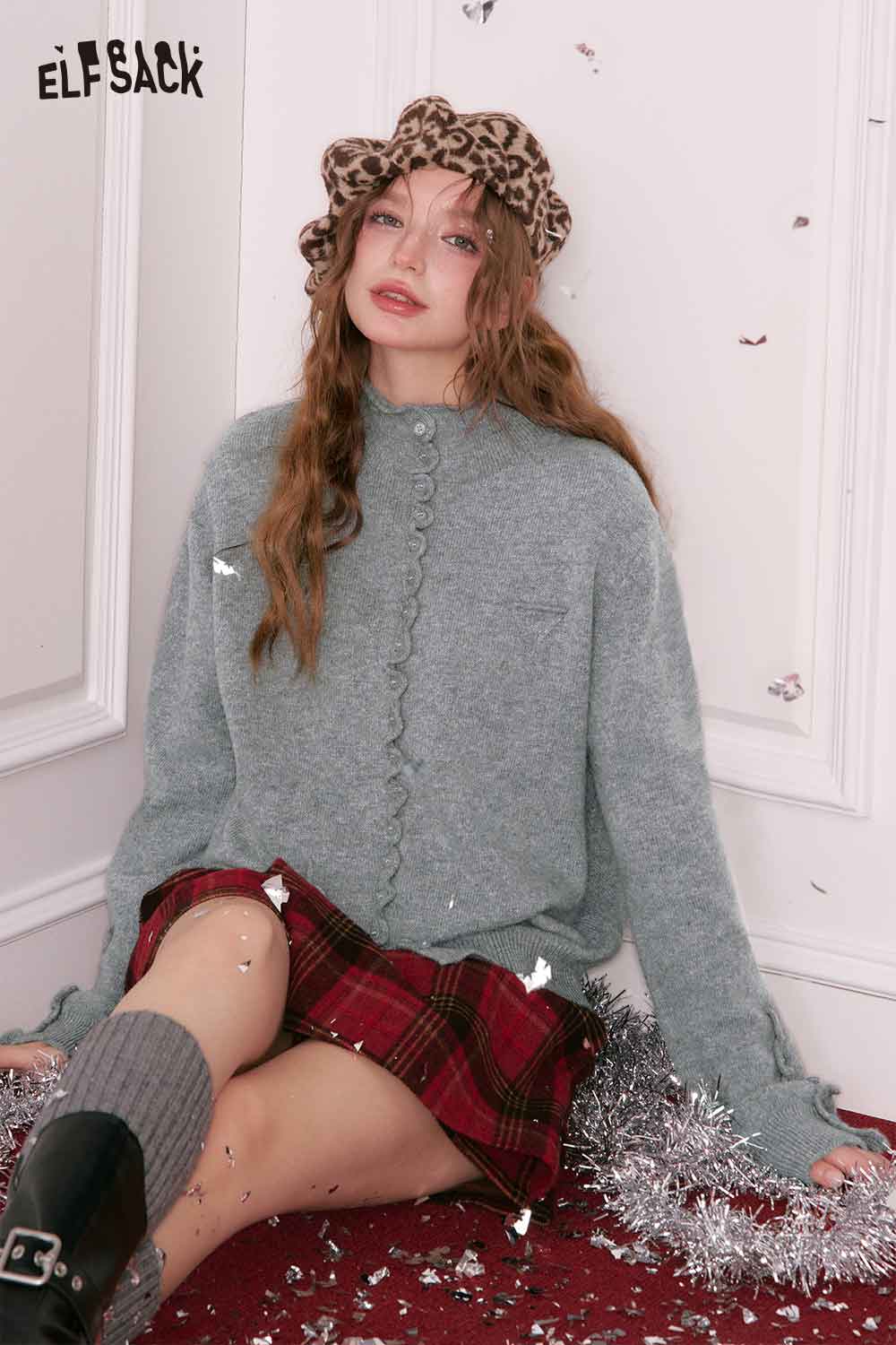ELFSACK minimalist ruffle button knitwear in soft gray with a stylish look paired with a plaid skirt