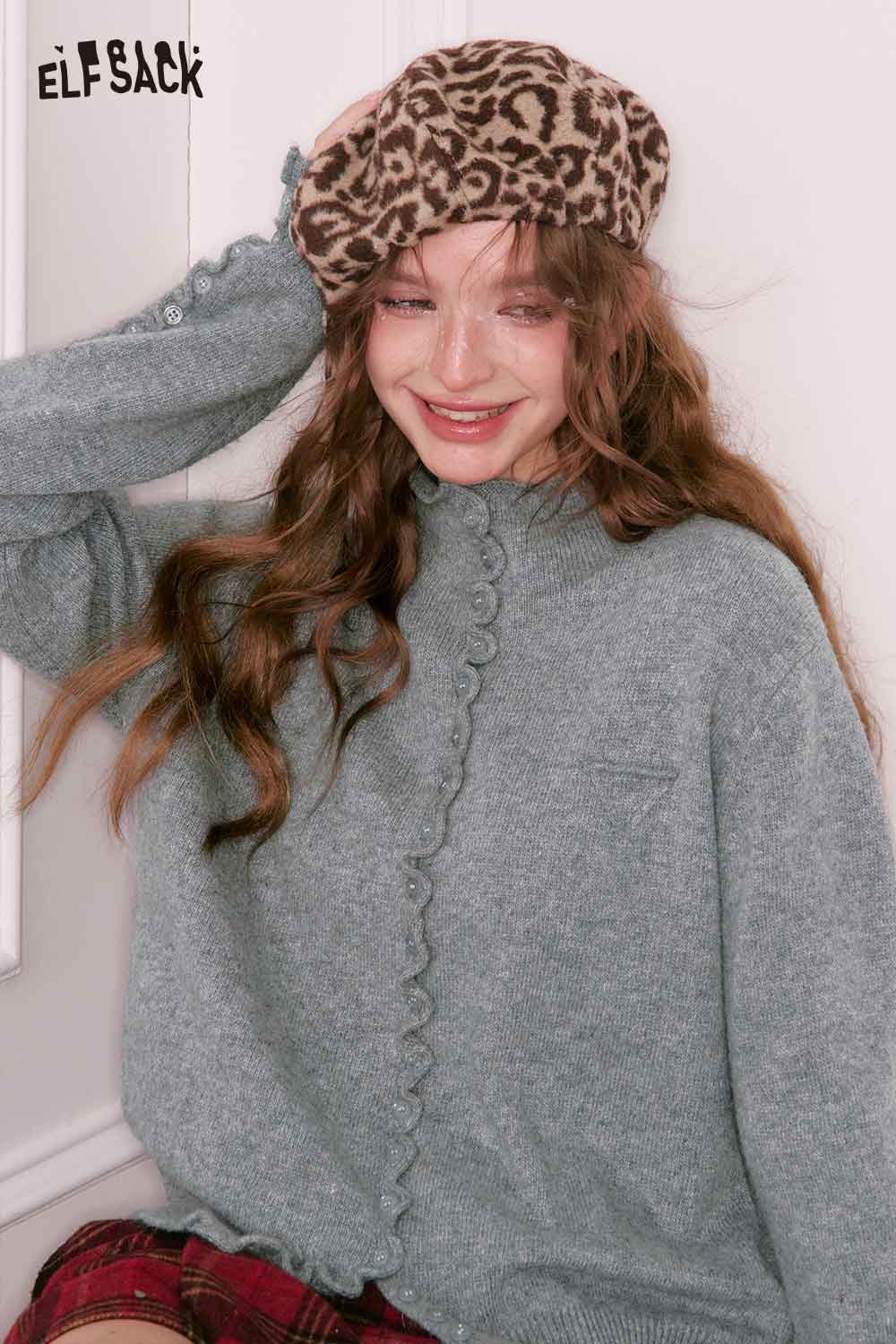 ELFSACK minimalist ruffle button knitwear in soft gray with stylish details and a trendy hat