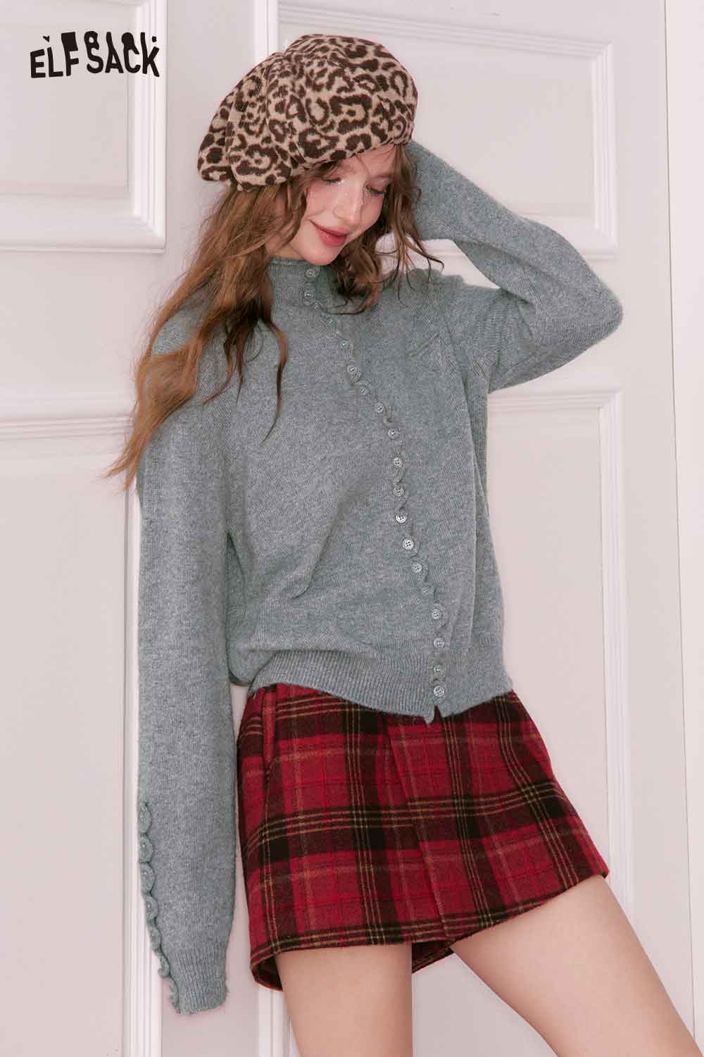 ELFSACK minimalist ruffle button knitwear in gray paired with a plaid skirt for a stylish look