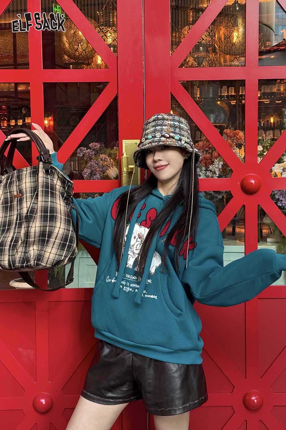 Trendy model showcasing a minimalist striped crossbody tote bag with a casual outfit and stylish hat