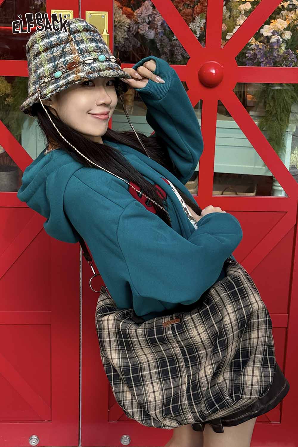 ELFSACK minimalist striped crossbody tote bag paired with a stylish hat and casual hoodie