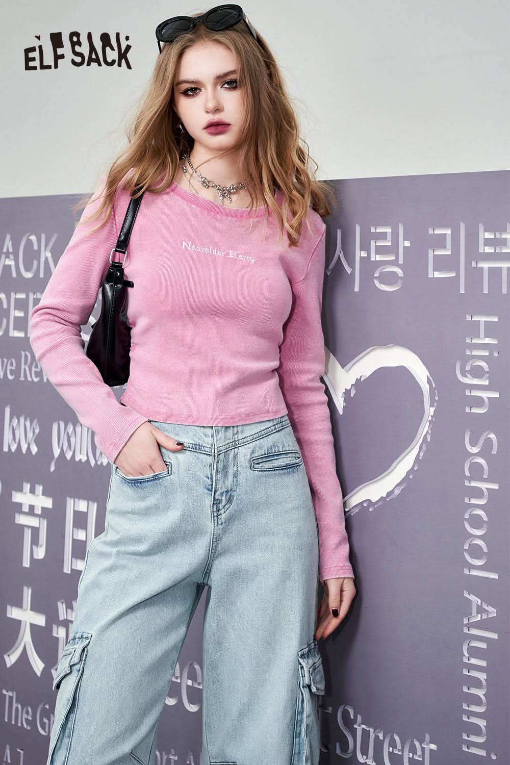 ELFSACK pink long sleeve Alphabet Embroidered T-shirt paired with light blue cargo jeans