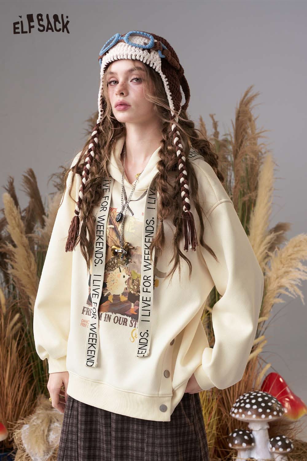 ELFSACK oil painting hoodie for women in cream with unique graphic design and stylish details