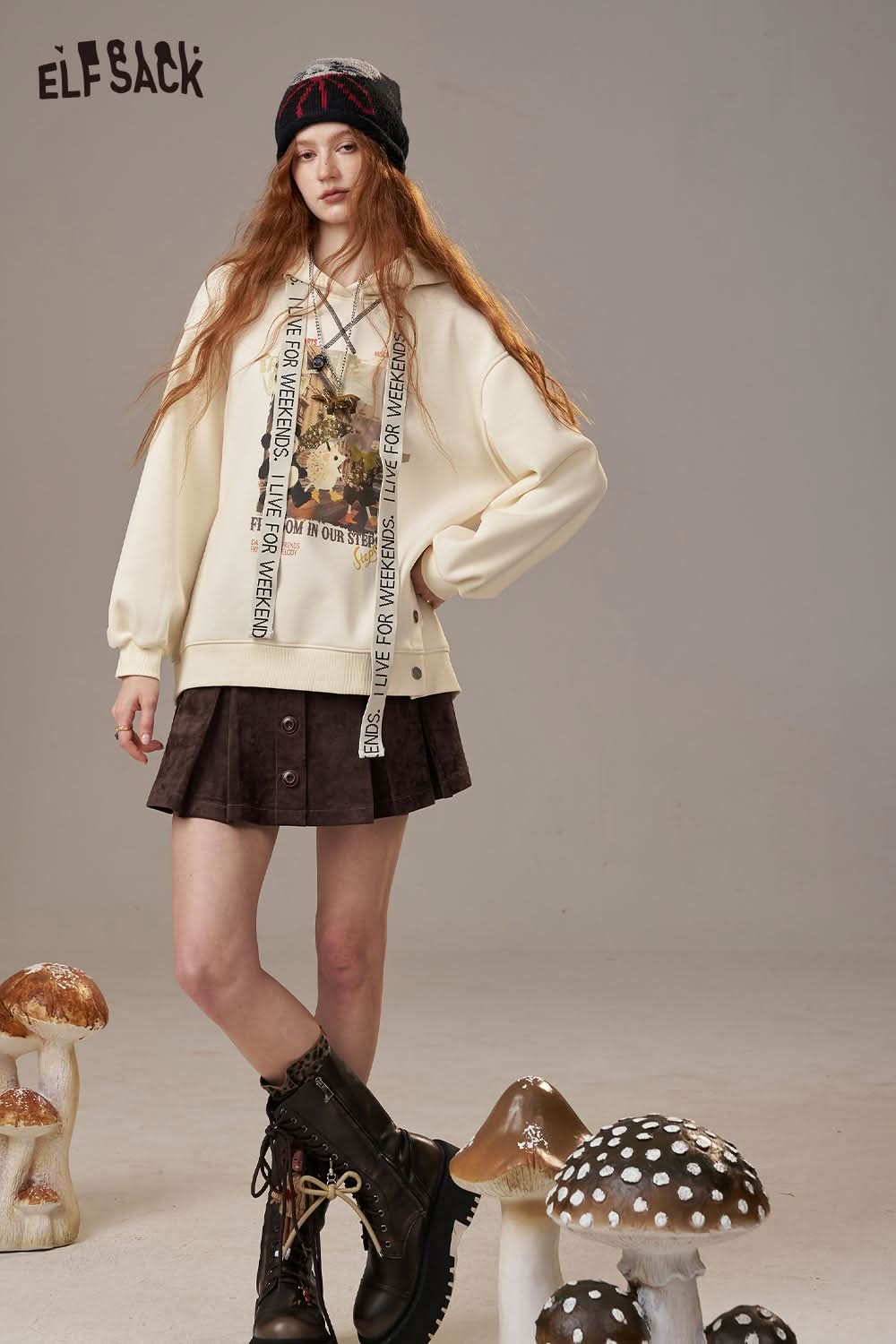 ELFSACK cream oil painting hoodie for women with graphic print and relaxed fit, perfect for casual outings