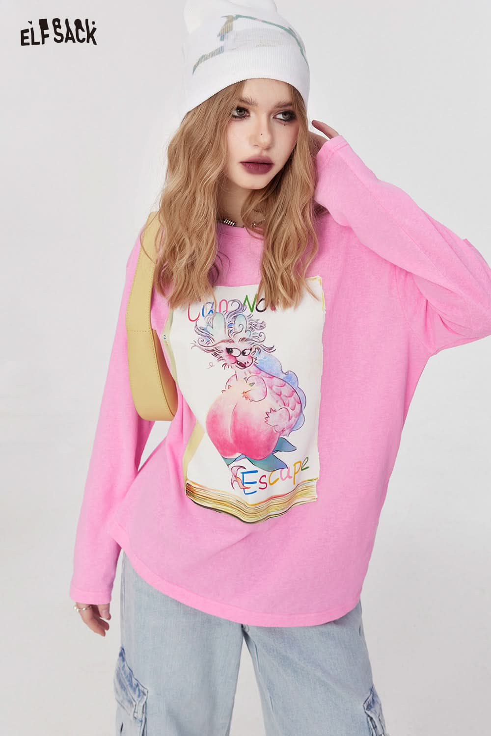 ELFSACK pink T-shirt with colorful Graphic Print and casual fit modeled with light denim pants