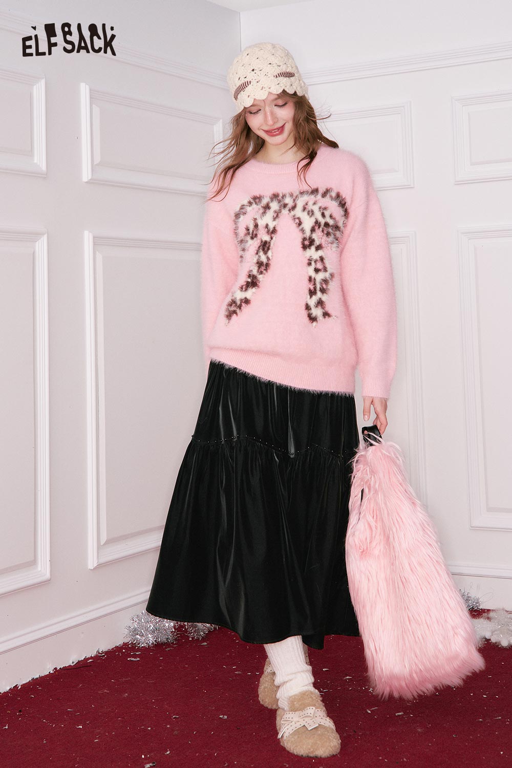 ELFSACK pleated PU leather maxi skirt paired with a pink sweater and fluffy accessories for a chic look