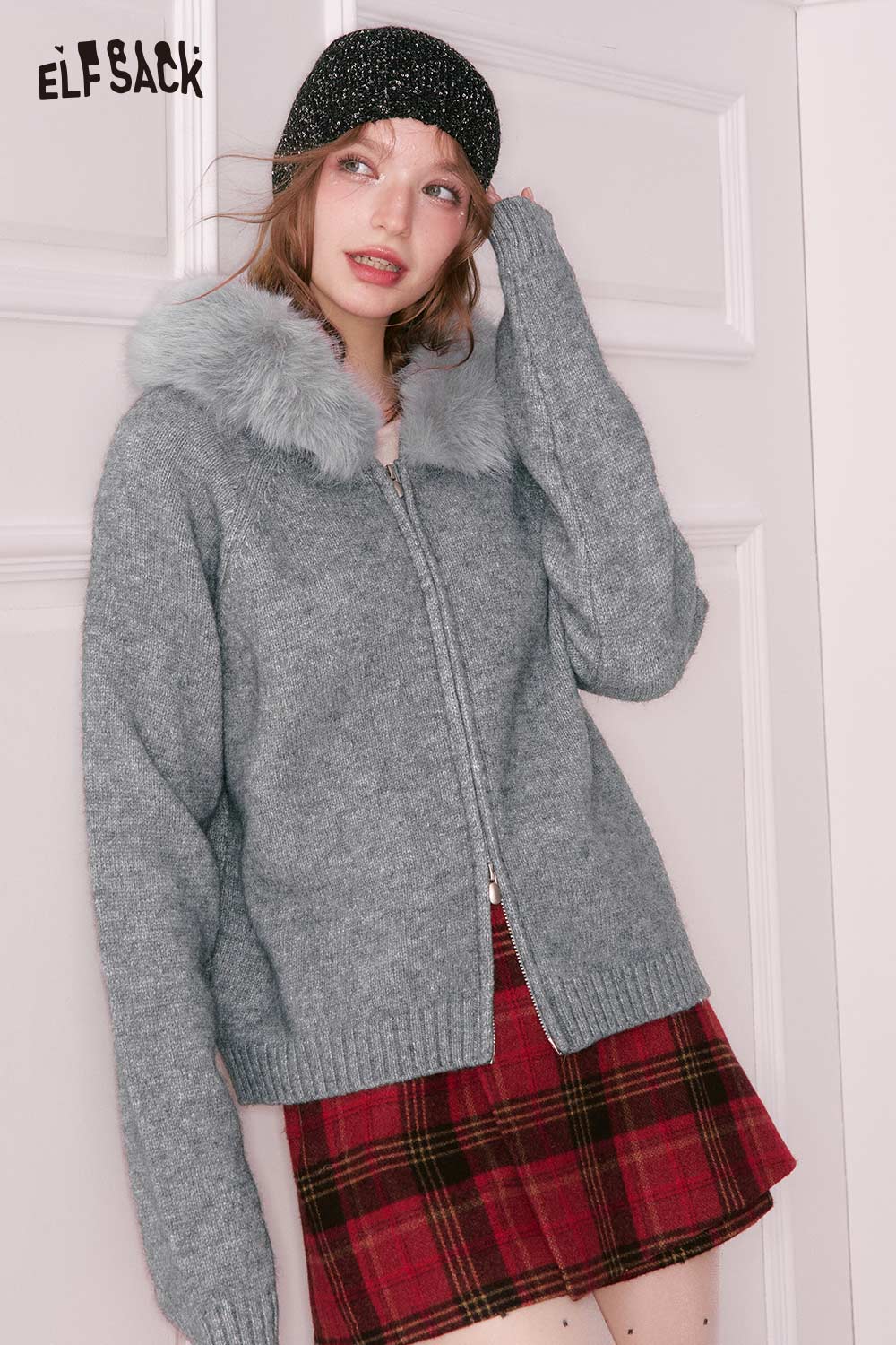 ELFSACK plush collar zip sweater for women in gray, stylishly paired with a plaid skirt