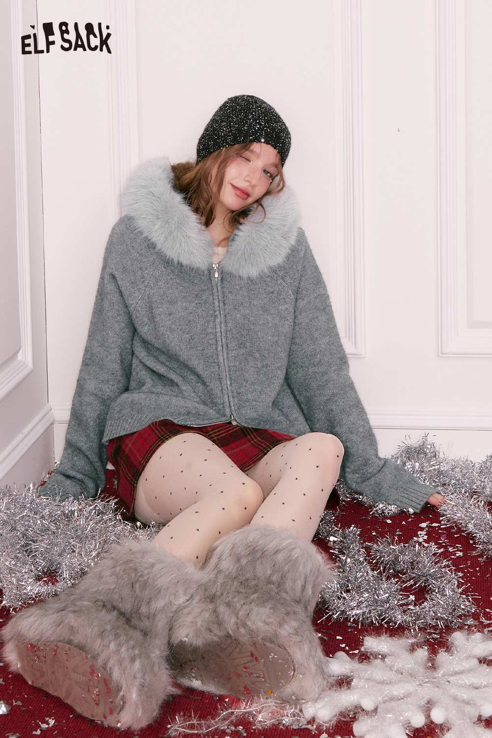 Cozy ELFSACK plush collar zip sweater for women in gray, paired with a stylish skirt and winter accessories