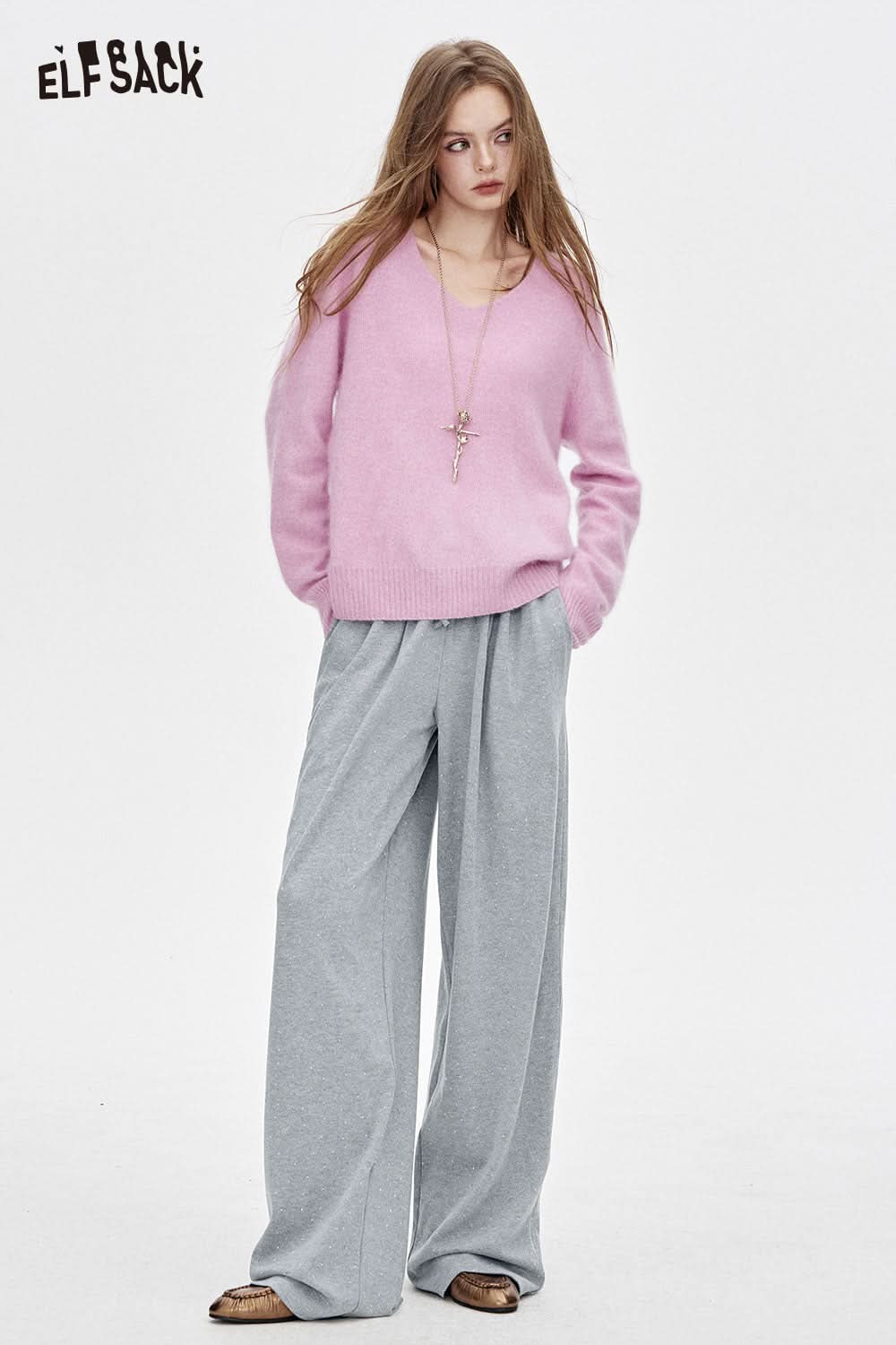 ELFSACK women's stylish outfit featuring comfortable polyester crinkle sweatpants for women and a cozy pink sweater